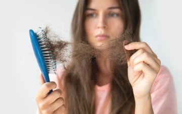 Vypadávání vlasů: Příčiny a přírodní řešení tohoto problému