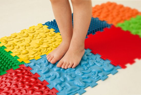 Masážní ortopedická podložka Ortek "Puzzle Mix" 8 modulů + Hra "Lesní dobrodružství"